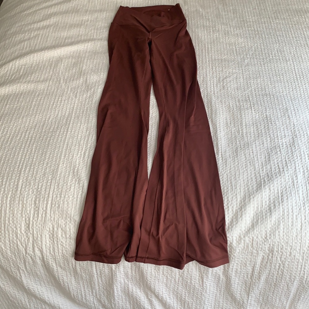 Aerie burgundy yoga pants, never worn, super cute, pretty color.